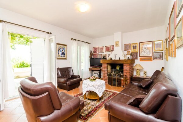 Foto van Holiday Home Field of Olives - Two Bedroom Holiday Home with Terrace - LivingRoom