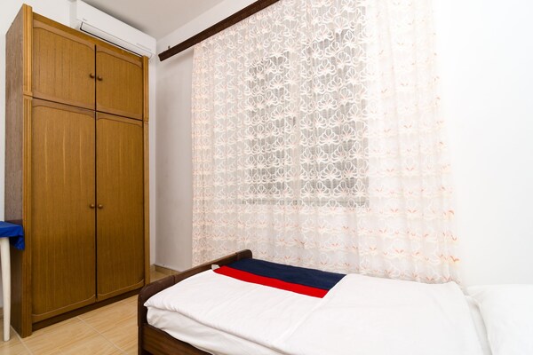 Foto van Guest House Kiko - Budget Twin Room - No.1 - Vakantiehuis in Pomena - BedRoom