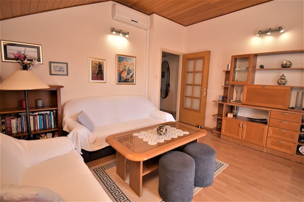 Foto van 2 slaapkamer appartement met tuin - Vakantiehuis in Mlini - LivingRoom