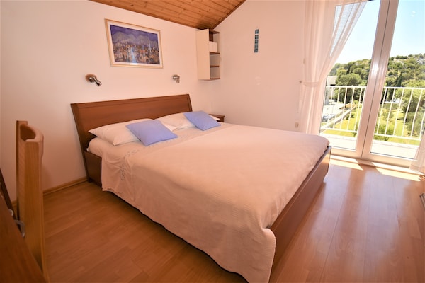 Foto van 2 slaapkamer appartement met tuin - Vakantiehuis in Mlini - BedRoom