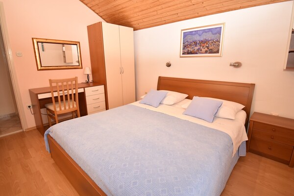 Foto van 2 slaapkamer appartement met tuin - Vakantiehuis in Mlini - BedRoom