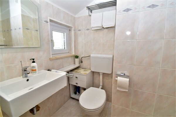 Foto van 2 slaapkamer appartement met tuin - Vakantiehuis in Mlini - BathRoom