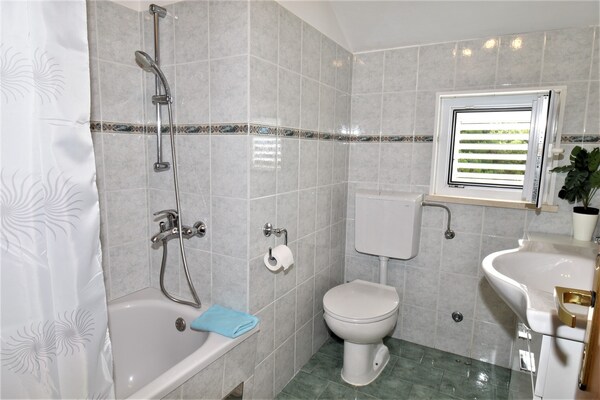 Foto van 2 slaapkamer appartement met tuin - Vakantiehuis in Mlini - BathRoom