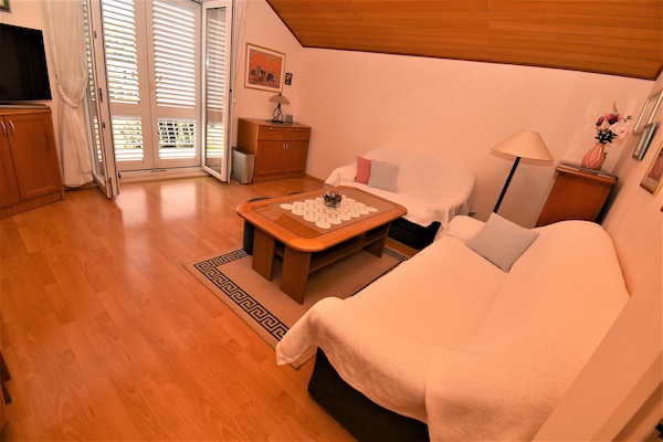 Foto van 2 slaapkamer appartement met tuin - Vakantiehuis in Mlini - LivingRoom