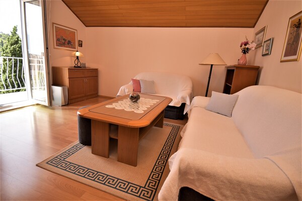 Foto van 2 slaapkamer appartement met tuin - Vakantiehuis in Mlini - LivingRoom