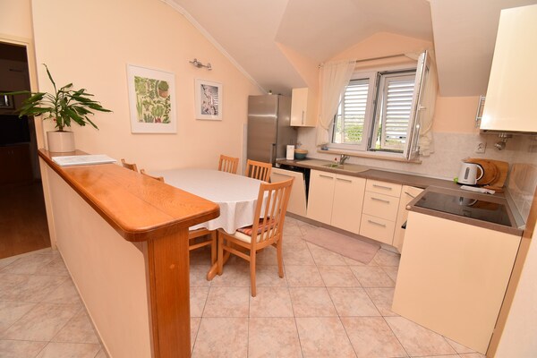 Foto van 2 slaapkamer appartement met tuin - Vakantiehuis in Mlini - DiningRoom