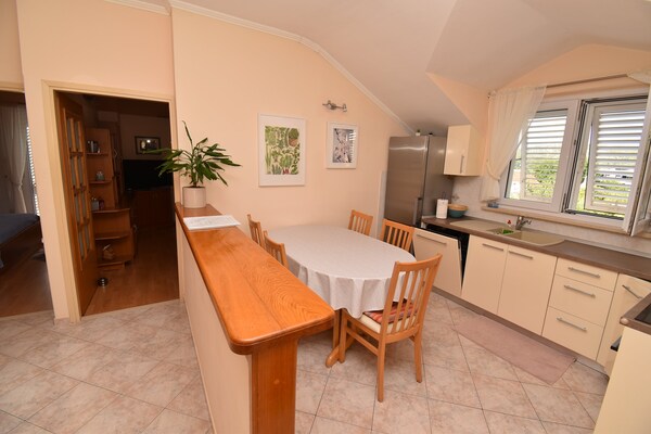 Foto van 2 slaapkamer appartement met tuin - Vakantiehuis in Mlini - DiningRoom