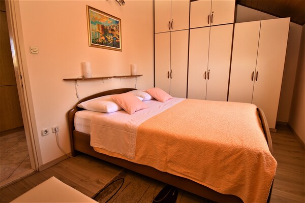 Foto van 2 slaapkamer appartement met tuin - Vakantiehuis in Mlini - BedRoom