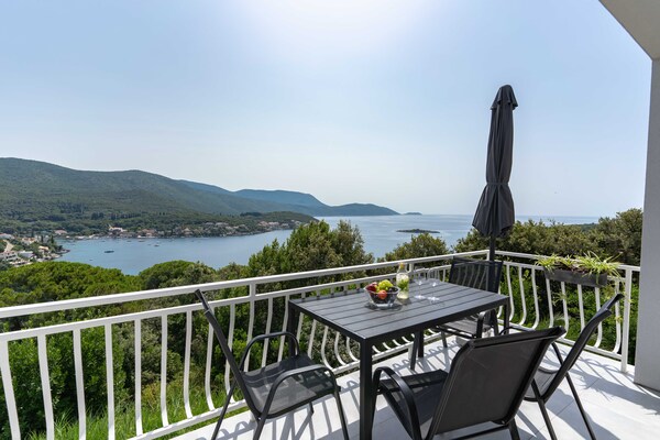 Foto van Apartment Konak - Two Bedroom Apartment with Terrace and Sea View - Outdoor