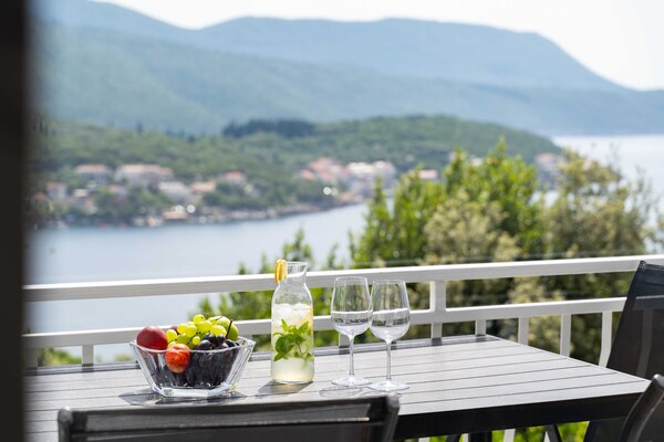 Foto van Apartment Konak - Two Bedroom Apartment with Terrace and Sea View - Outdoor