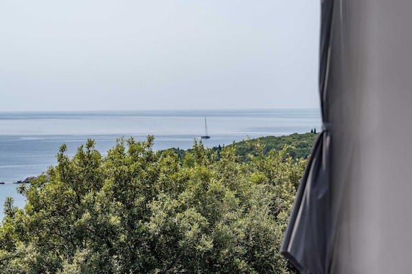 Foto van Apartment Konak - Two Bedroom Apartment with Terrace and Sea View - View