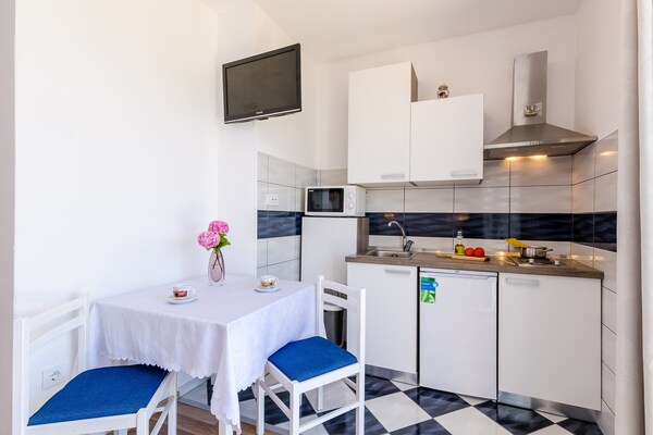 Foto van Apartments Cypress Sea Cove - Premium Studio Apartment with Balcony and Sea View (A2) - Kitchen