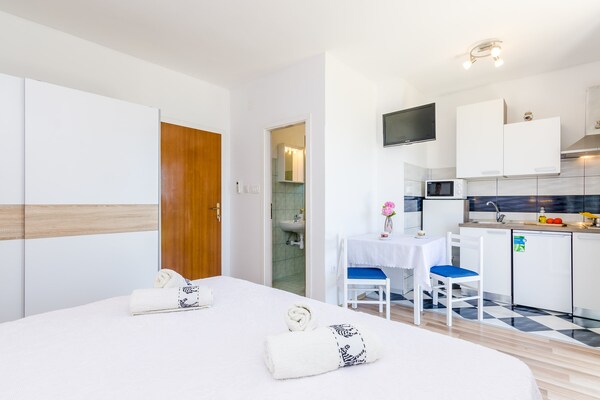 Foto van Apartments Cypress Sea Cove - Premium Studio Apartment with Balcony and Sea View (A2) - Kitchen