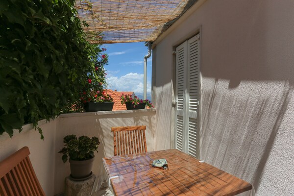 Foto van Apartment Tonka - Two Bedroom Apartment - (ST) - Vakantiehuis in Supetar - TerraceBalcony