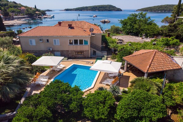 Foto van Appartement met terras en zwembad - Vakantiehuis in Molunat - View
