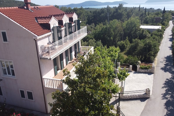Foto van Apartment Kola - Two Bedroom Apartment with Balcony and Sea View (2) - Outdoor