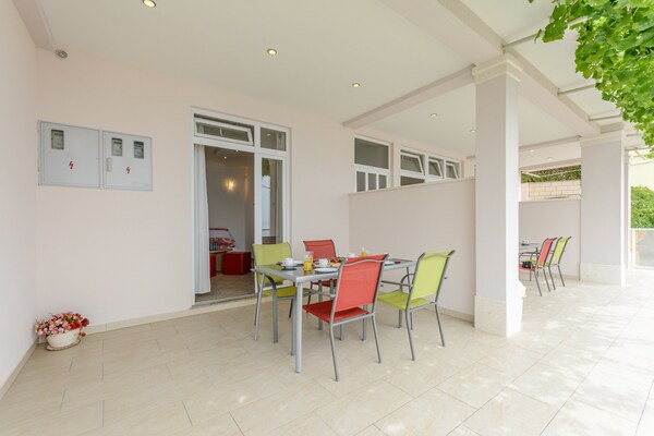 Foto van Apartments Hope (Dugi Rat) - Comfort OneBedroom Apartment with Terrace and Sea View (A1) - terrace
