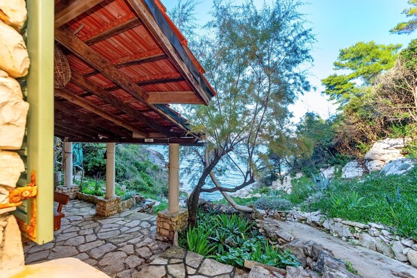 Foto van House Hidden Bay-One Bedroom Cottage with Terrace ans Sea View - Outdoor