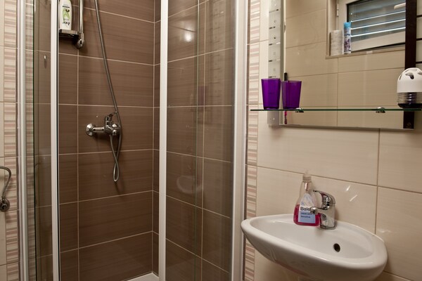 Foto van Holiday home Ingrid - Four Bedroom Holiday Home with Pool - BathRoom
