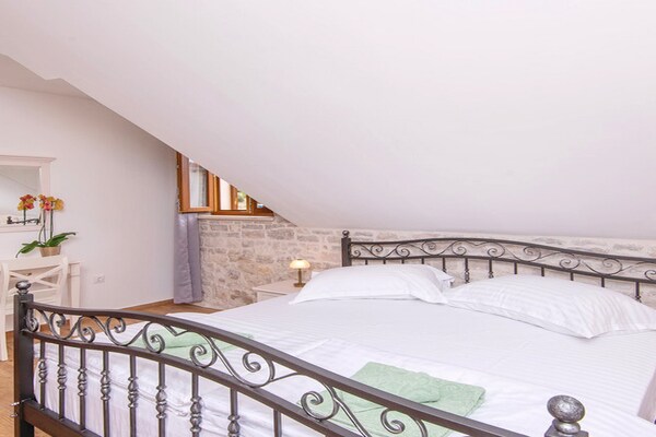 Foto van Holiday Home Lovište-Three Bedroom Holiday Home with Pool and Sea View - BedRoom