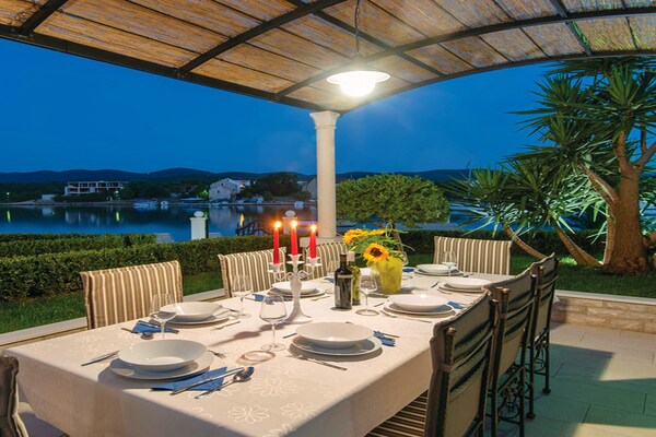 Foto van Holiday Home Lovište-Three Bedroom Holiday Home with Pool and Sea View - terrace