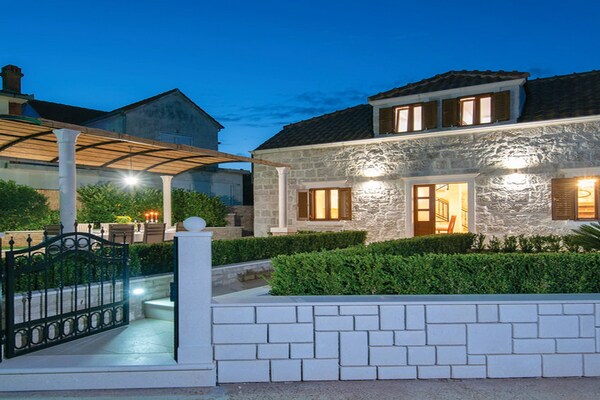 Foto van Holiday Home Lovište-Three Bedroom Holiday Home with Pool and Sea View - Outdoor