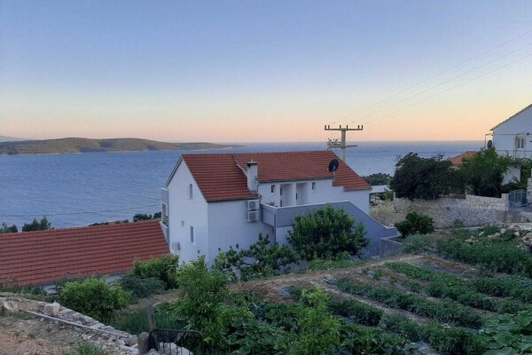 Foto van Apartments Dobrila - One Bedroom Apartment with Terrace and sea view - B1 - Outdoor