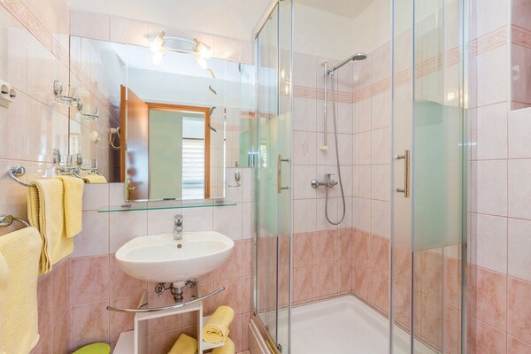 Foto van Apartments Paola - Studio Apartment with Terrace and Sea View - BathRoom