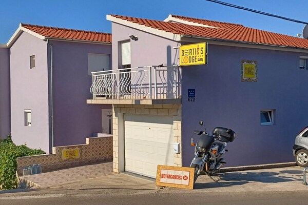 Foto van Bertie's Lodge - Standard Two Bedroom Apartment with Balcony and Sea view(A0) - Outdoor