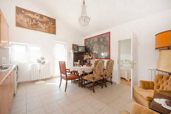 Foto van Bertie's Lodge - Standard Two Bedroom Apartment with Balcony and Sea view(A0) - LivingRoom