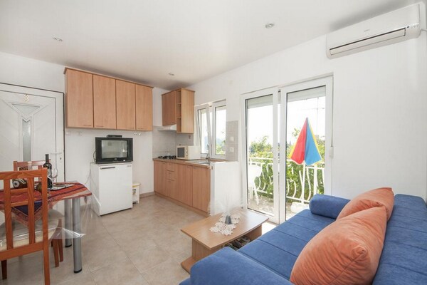 Foto van Bertie's Lodge - Comfort One Bedroom Apartment with Balcony and Sea View(A3) - Indoor