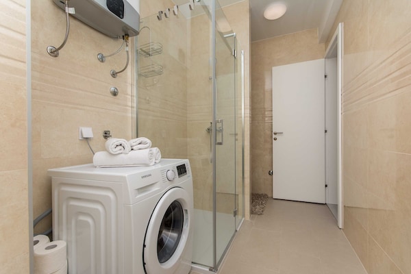 Foto van Apartment Gloria - One Bedroom Apartment with Terrace - BathRoom