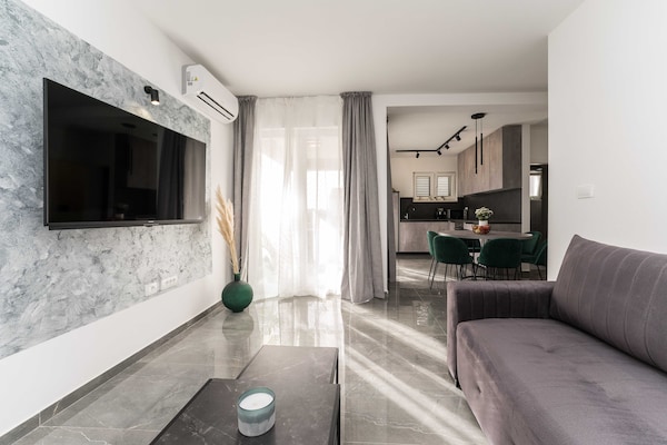 Foto van Luxury D Apartments - Luxury Two Bedroom Apartment with Terrace A2 - LivingRoom