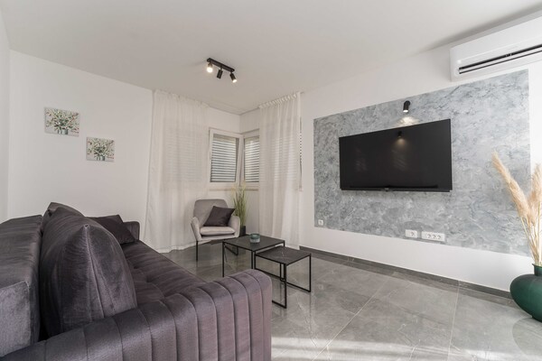 Foto van Luxury D Apartments - Luxury Two Bedroom Apartment with Terrace A2 - LivingRoom