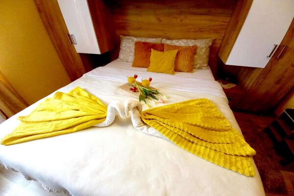 Foto van Matan House - Two Bedroom Holiday Home with Hot Tub - BedRoom