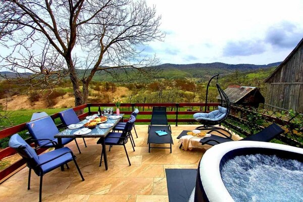 Foto van Matan House - Two Bedroom Holiday Home with Hot Tub - terrace