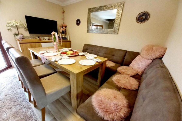 Foto van Matan House - Two Bedroom Holiday Home with Hot Tub - DiningRoom