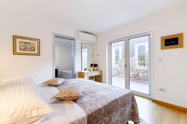 Foto van Villa in Župa met Infinity Pool & Biokovo Uitzicht - BedRoom