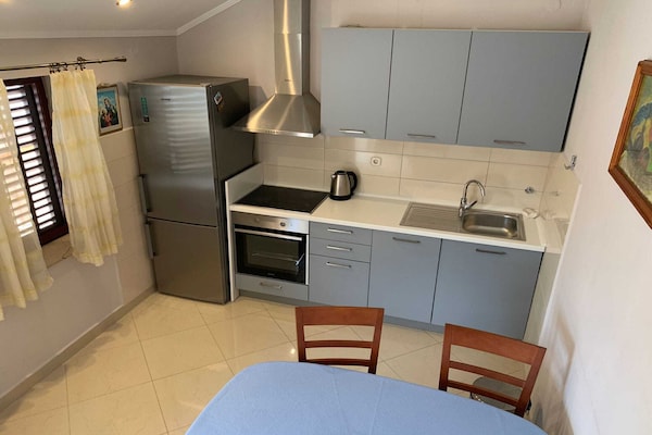 Foto van Apartments Nives - Three Bedroom Apartment with Terrace and Sea View - Kitchen