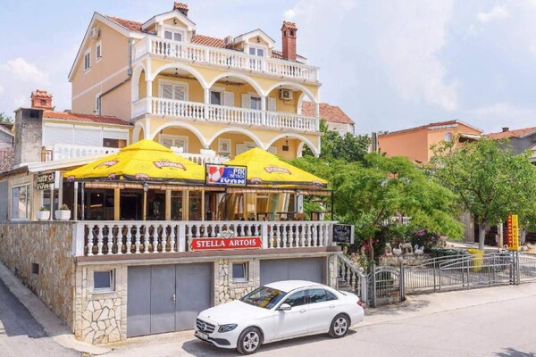 Foto van Apartments Milic - Studio Apartment with Sea View 4 - 2 - Outdoor