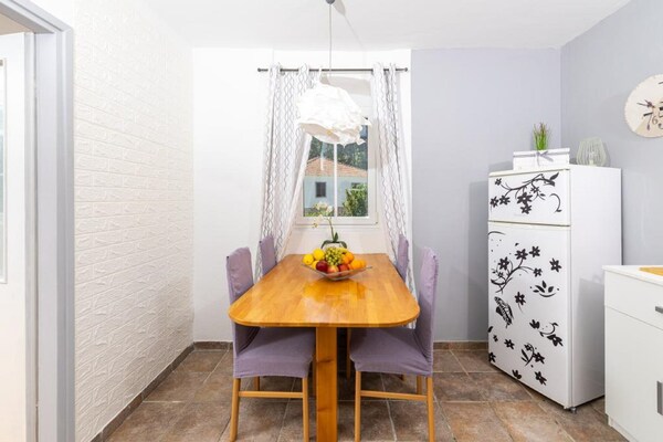 Foto van Appartement Vela Stiniva met terras - Vakantiehuis in Zastrazisce - DiningRoom