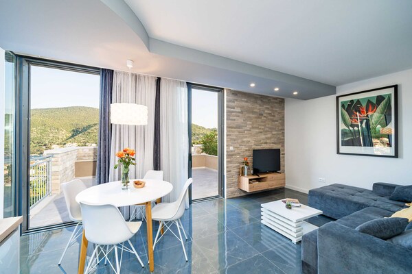 Foto van Apartments Villa Arcadia - One bedroom apartment with Terrace and Sea View - LivingRoom