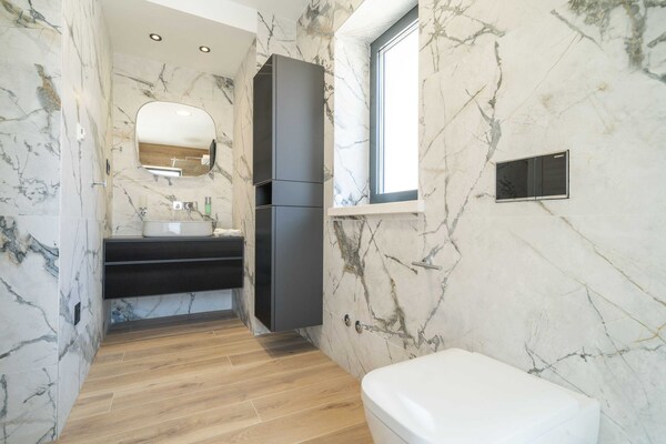 Foto van Apartments Villa Royale - Premium One Bedroom Apartment with Sea View - BathRoom