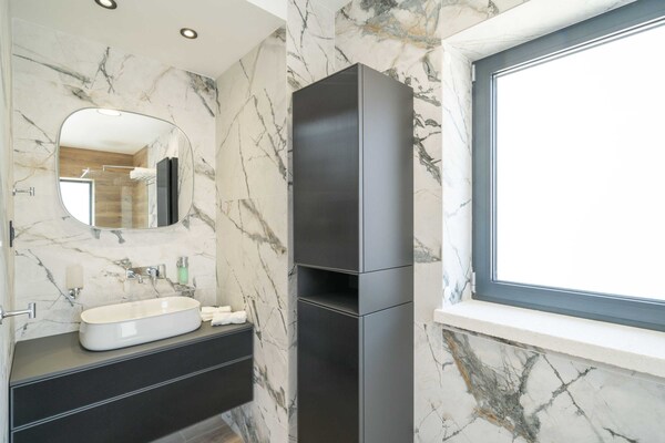 Foto van Apartments Villa Royale - Premium One Bedroom Apartment with Sea View - BathRoom