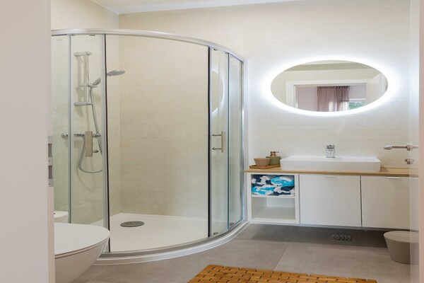 Foto van Apartments aMare - Three Bedroom Apartment with Balcony and Sea View - BathRoom