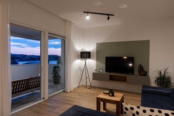 Foto van Apartments aMare - Three Bedroom Apartment with Balcony and Sea View - LivingRoom
