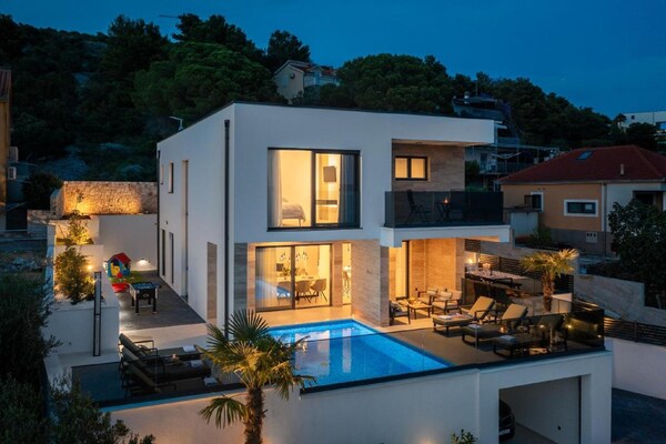 Foto van Luxe villa met zwembad en sauna - Vakantiehuis in Trogir - ExteriorSummer