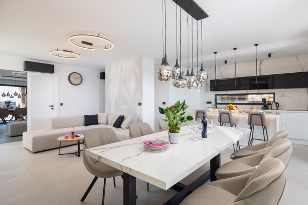 Foto van Luxe villa met zwembad en sauna - Vakantiehuis in Trogir - LivingRoom