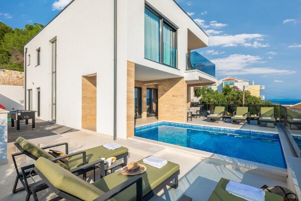 Foto van Luxe villa met zwembad en sauna - Vakantiehuis in Trogir - ExteriorSummer