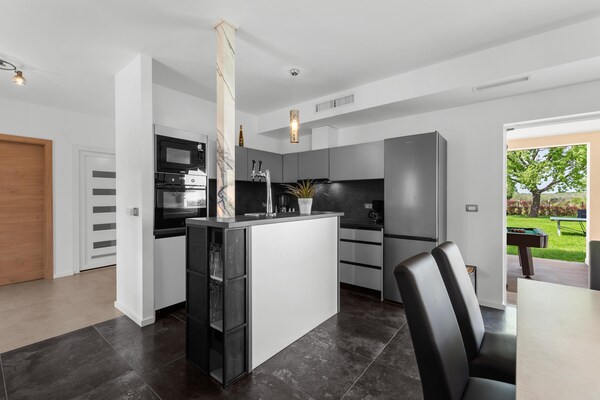 Foto van Villa in Istrië met verwarmd zwembad - Vakantiehuis in Brtonigla - Kitchen